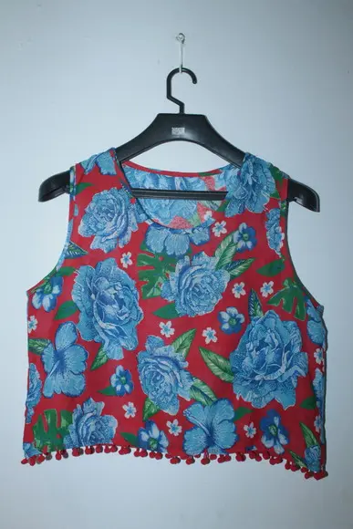 Blusa cropped com pompom (até T.60) estampa esgotada