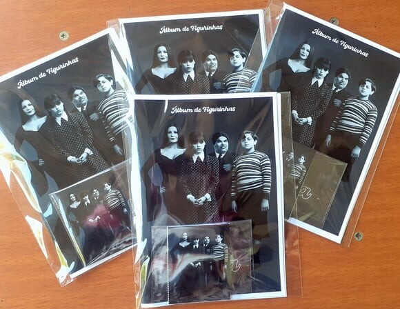 Álbum de Figurinhas Wandinha Addams