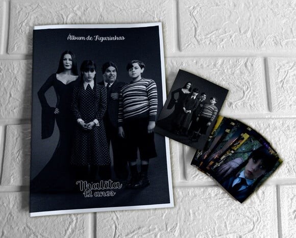 Álbum de Figurinhas Wandinha Addams