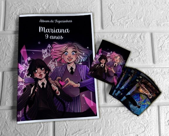 Álbum de Figurinhas Wandinha Addams