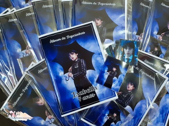 Álbum de Figurinhas Wandinha Addams
