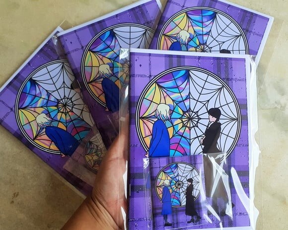 Álbum de Figurinhas Wandinha Addams