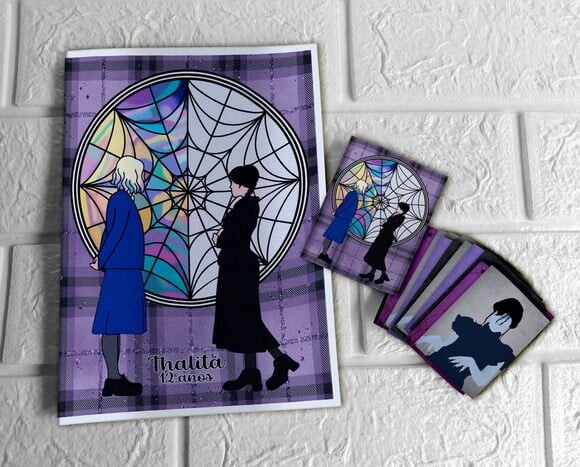 Álbum de Figurinhas Wandinha Addams
