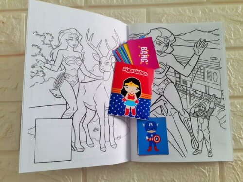 Álbum de Figurinhas Mulher Maravilha