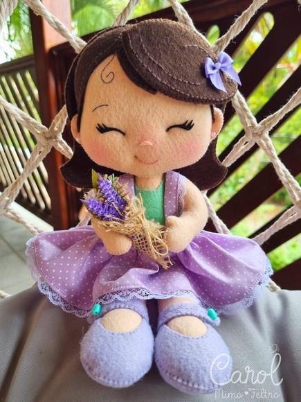 Boneca em Feltro Lilás 17cm para Nicho e Prateleira