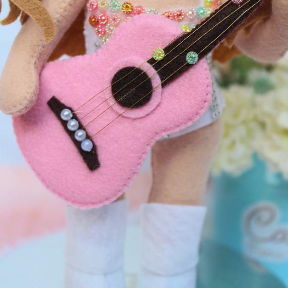 Boneca Taylor Swift em Feltro 20cm | Presente Swiftie