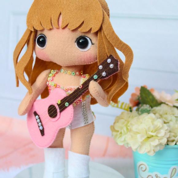 Boneca Taylor Swift em Feltro 20cm | Presente Swiftie