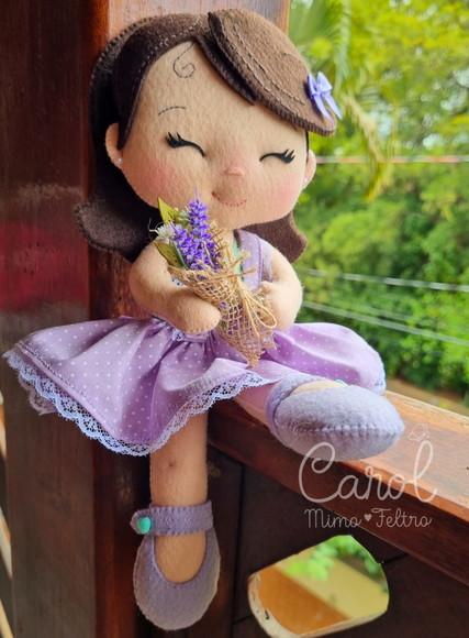 Boneca em Feltro Lilás 17cm para Nicho e Prateleira