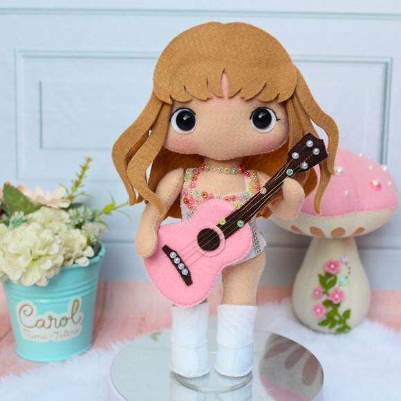 Boneca Taylor Swift em Feltro 20cm | Presente Swiftie