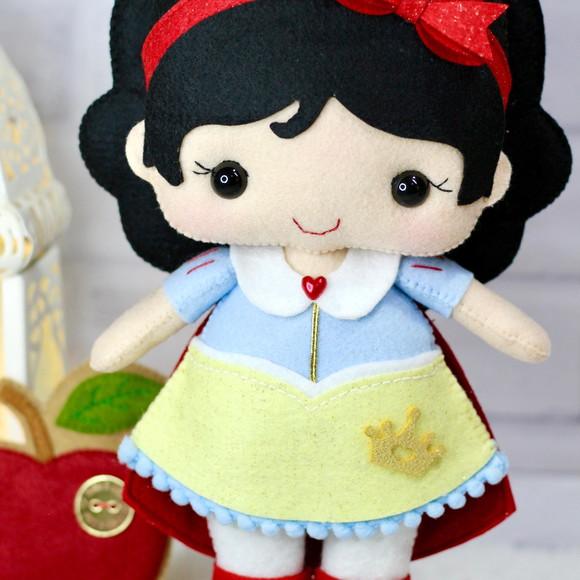 Boneca Branca de Neve em Feltro - 25cm