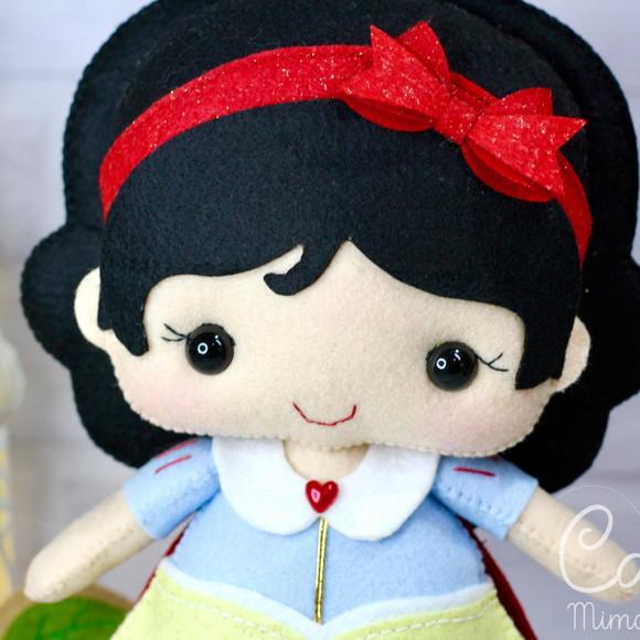 Boneca Branca de Neve em Feltro - 25cm