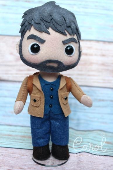 Boneco Joel The Last Of Us em Feltro Decorativo Geek 20cm