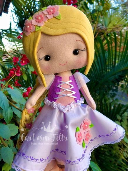 Rapunzel em Feltro 30cm - Boneca Decorativa para Festas e Quarto 