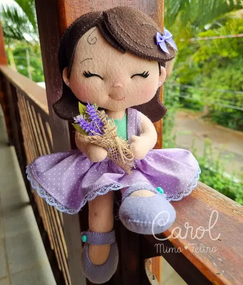 Boneca em Feltro Lilás 17cm para Nicho e Prateleira