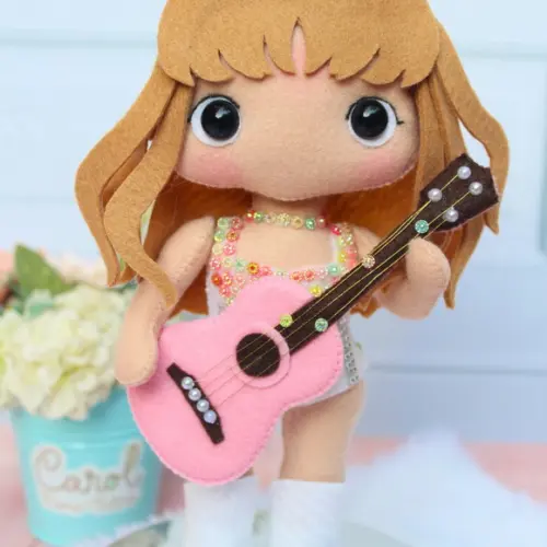 Boneca Taylor Swift em Feltro 20cm | Presente Swiftie