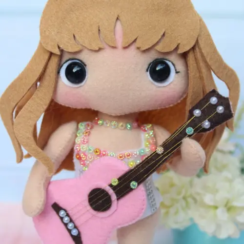 Boneca Taylor Swift em Feltro 20cm | Presente Swiftie