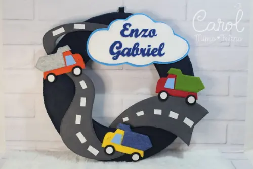 Guirlanda Carrinho Porta Maternidade em Feltro 30cm
