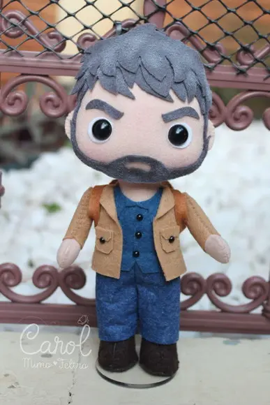 Boneco Joel The Last Of Us em Feltro Decorativo Geek 20cm