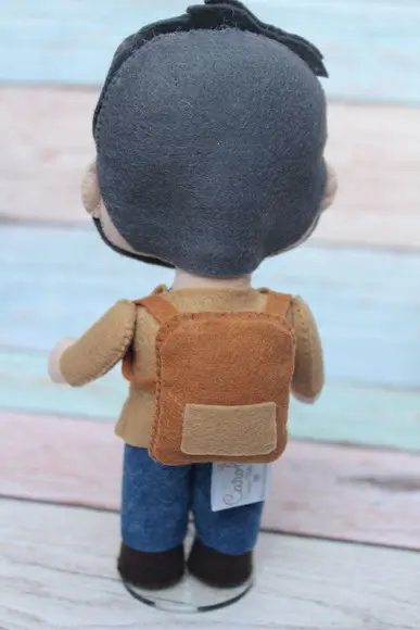 Boneco Joel The Last Of Us em Feltro Decorativo Geek 20cm