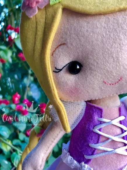 Rapunzel em Feltro 30cm - Boneca Decorativa para Festas e Quarto 