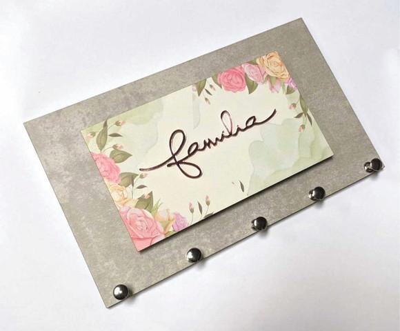 Porta Chaves Família - Cimento Queimado c/ Floral Rosa