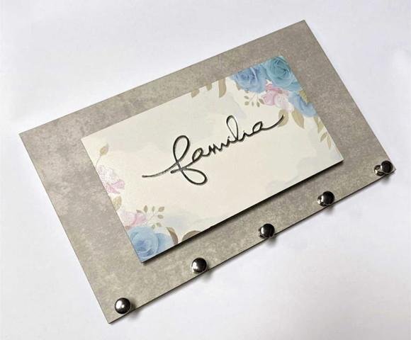 Porta Chaves Família - Cimento Queimado c/ Floral Azul
