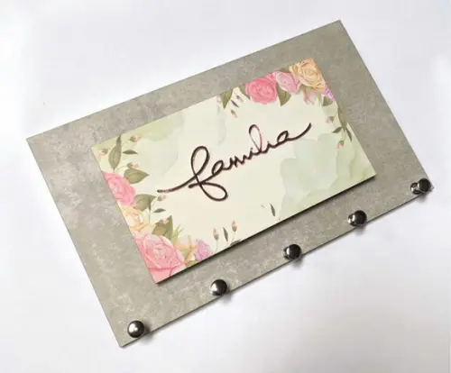 Porta Chaves Família - Cimento Queimado c/ Floral Rosa