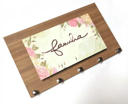 Porta Chaves Família - Madeirado c/ Floral Rosa
