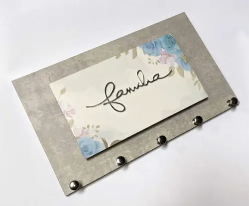 Porta Chaves Família - Cimento Queimado c/ Floral Azul