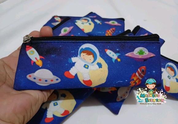 40 Estojos Slim Personalizado Astronauta(espaço) Tam: 19x7cm