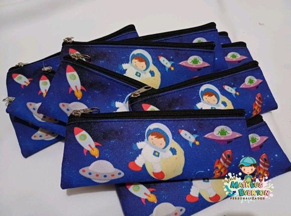 40 Estojos Slim Personalizado Astronauta(espaço) Tam: 19x7cm