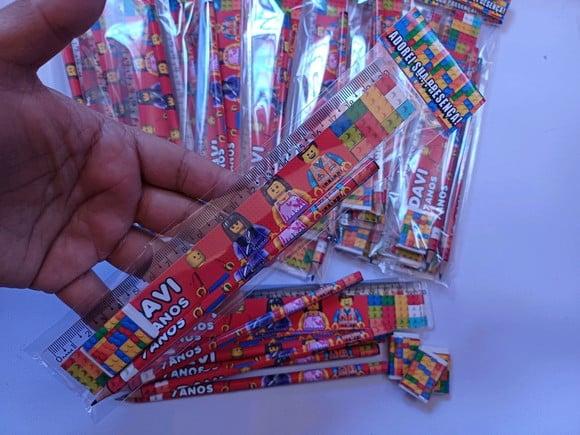 30 Kits Lápis, Régua e Borracha Lego