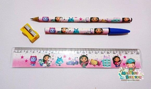 30 Kits Lápis, Caneta,regua e Apontado Casa Mágica da Gabi