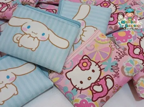 35 Porta Moedas Hello Kitty Tamanho: 10x12cm