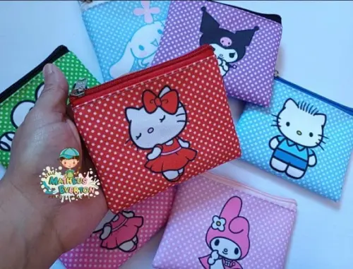 35 Porta Moedas Hello Kitty Tamanho: 10x12cm