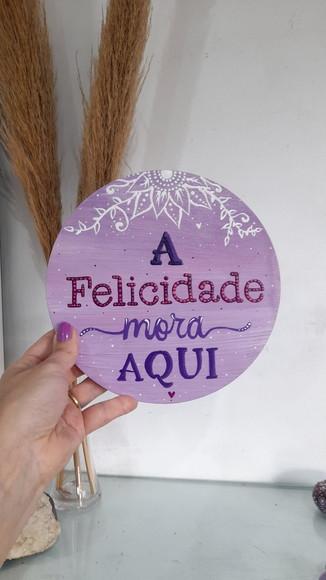 Placa Decorativa a Felicidade Mora Aqui 20cm