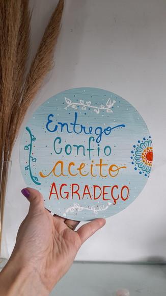 Placa Decorativa entrego, Confio, Aceito, Agradeço 20cm Ho