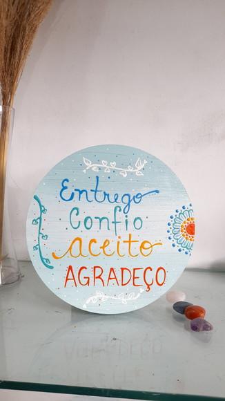 Placa Decorativa entrego, Confio, Aceito, Agradeço 20cm Ho