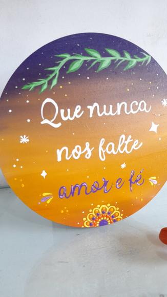 Placa Decorativa que Nunca nos Falte Amor e Fé 20cm