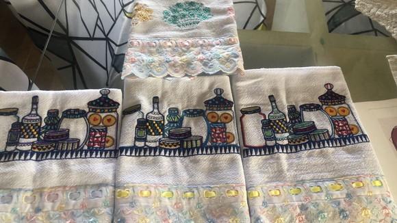 Pano de Prato Bordado Potinhos e Vasinhos 46 x 73