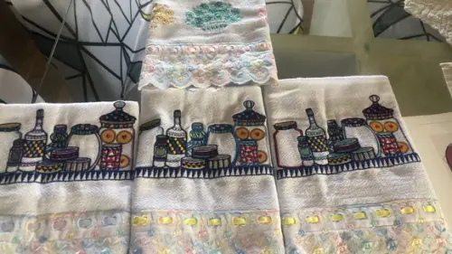 Pano de Prato Bordado Potinhos e Vasinhos 46 x 73