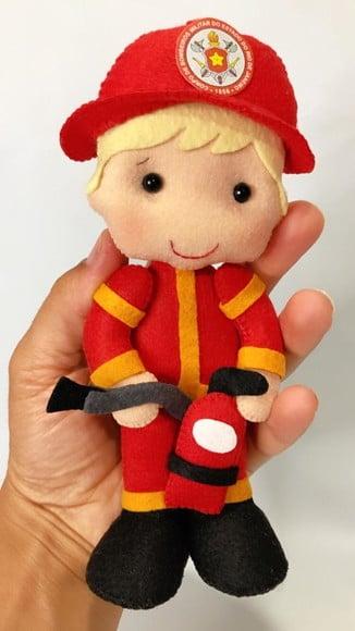 Boneco Bombeiro em Feltro