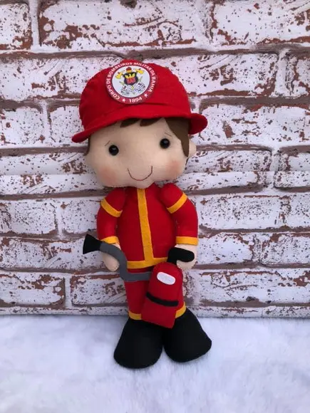 Boneco Bombeiro em Feltro