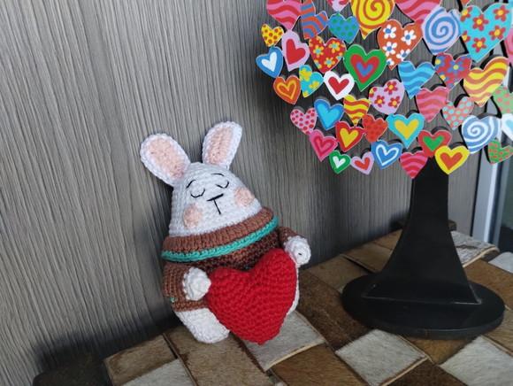 Amigurumi Coelho com Coração (crochê)