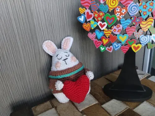 Amigurumi Coelho com Coração (crochê)