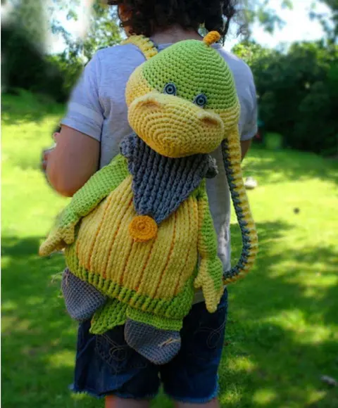 Receita de Amigurumi MOCHILA DE DINOSSAURO tradução