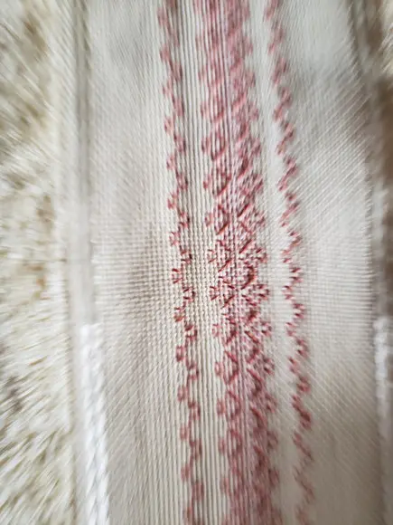 Toalha de rosto, bordada em vagonite