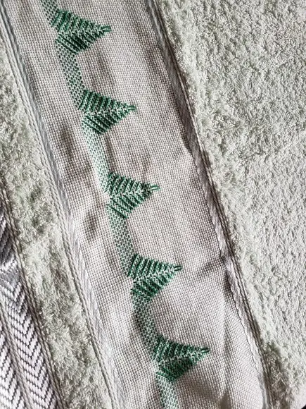 Toalha de rosto, bordada em vagonite