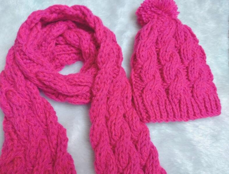 Cachecol e Gorro Infantil em Tricô Rosa com Pompons - Tamanho Infantil