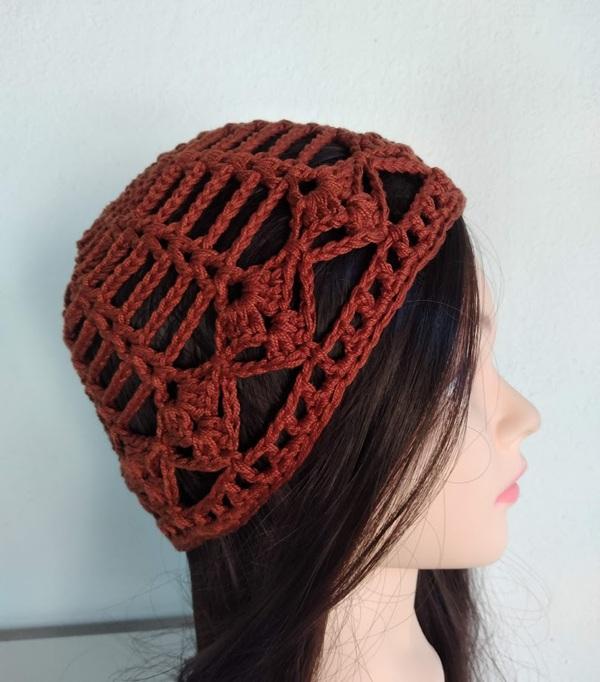 Gorro headpiece em crochê artesanal marrom caramelo